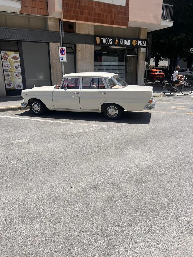 Mercedes-Benz 200 1960 photo 2