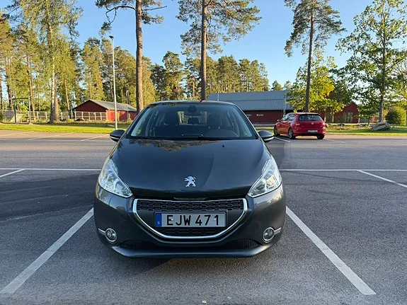 Peugeot 208 2012 photo 2