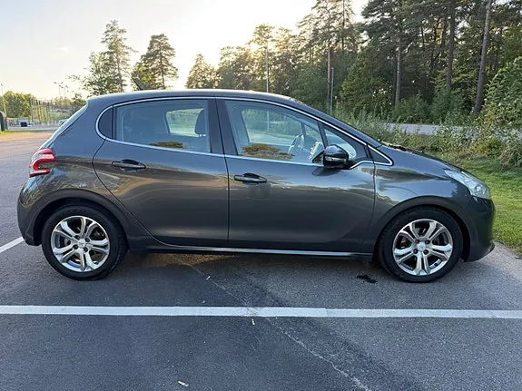 Peugeot 208 2012 photo 4