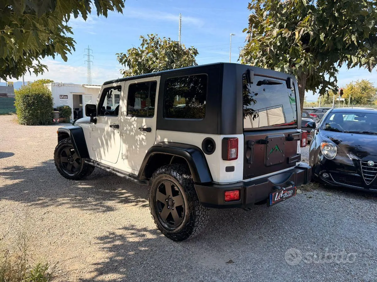 Jeep Wrangler Unlimited 2010 photo 3