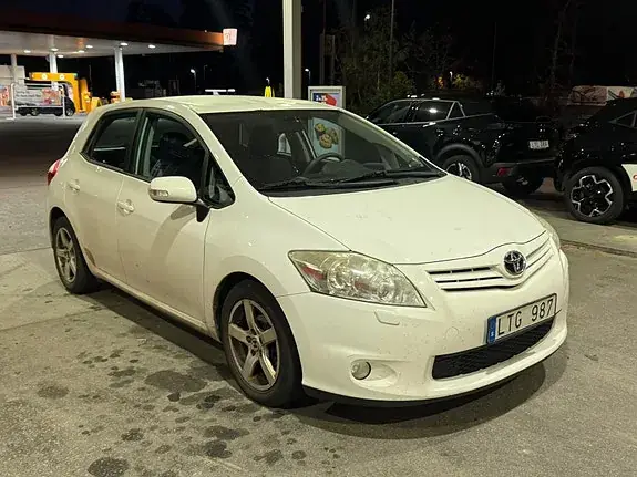 Toyota Auris 2011 photo 2