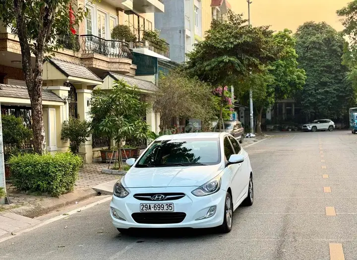 Hyundai Accent 2012 photo 2