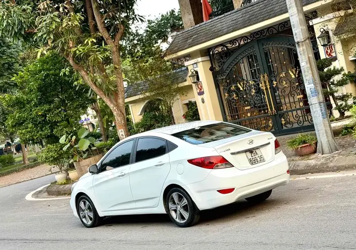 Hyundai Accent 2012 photo 3