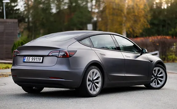 Tesla Model 3 2023 photo 2