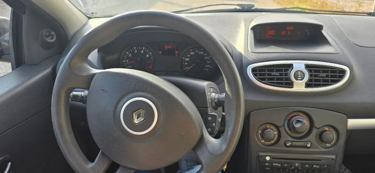 Renault Clio 2012 photo 2