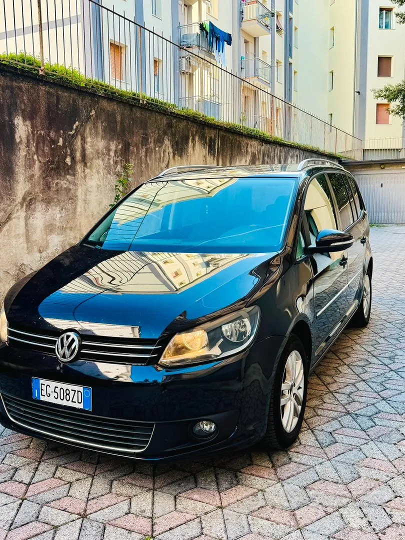 Volkswagen Touran 2011 photo 2