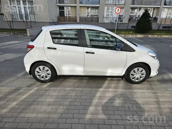 Toyota Yaris 2013 photo 2