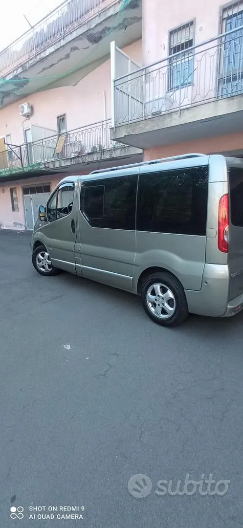 Opel Vivaro 2010 photo 2