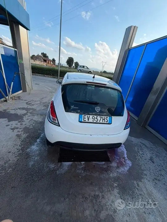 Lancia Ypsilon 2014 photo 2