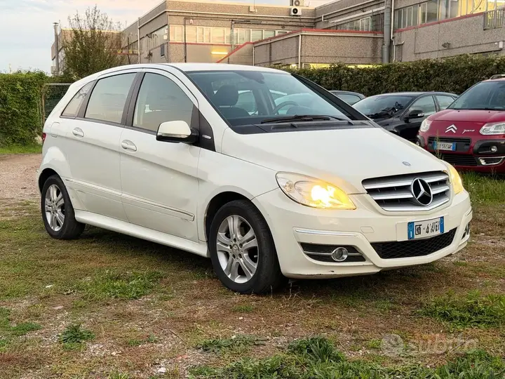 Mercedes-Benz B 180 2011 photo 2
