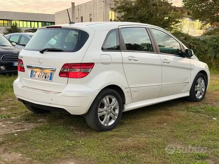 Mercedes-Benz B 180 2011 photo 4