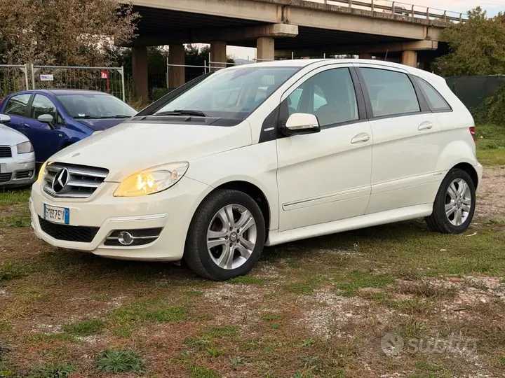 Mercedes-Benz B 180