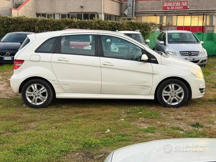 Mercedes-Benz B 180 2011 photo 3