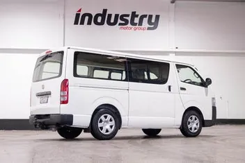 Toyota Hiace 2015 photo 4
