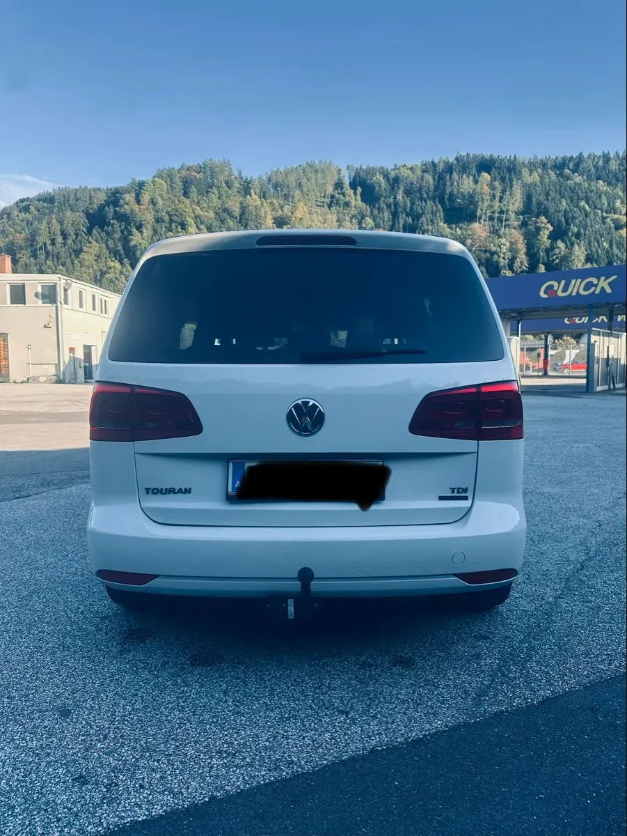 Volkswagen Touran 2011 photo 2