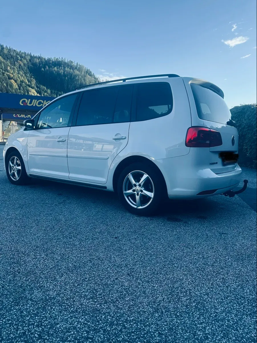 Volkswagen Touran 2011 photo 3