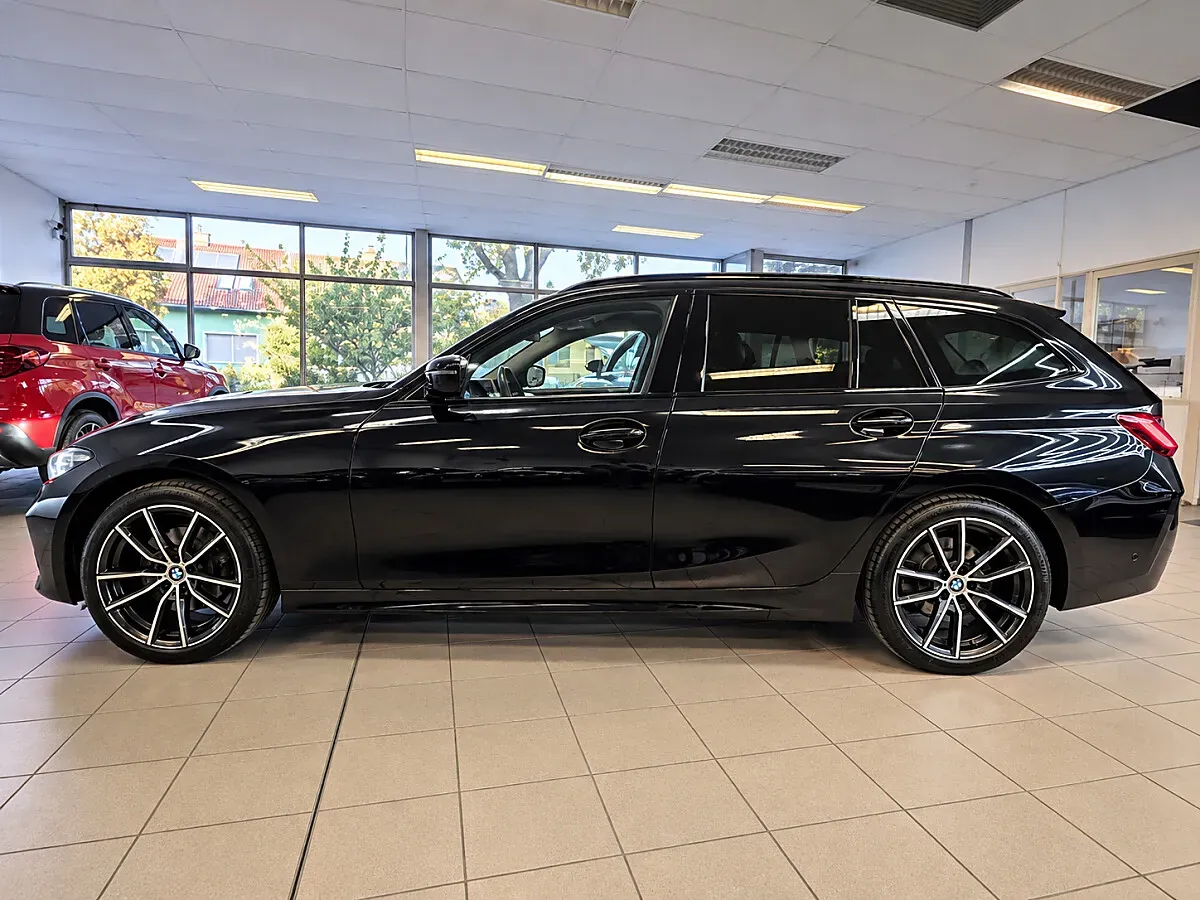 BMW 3 Series 2022 photo 2