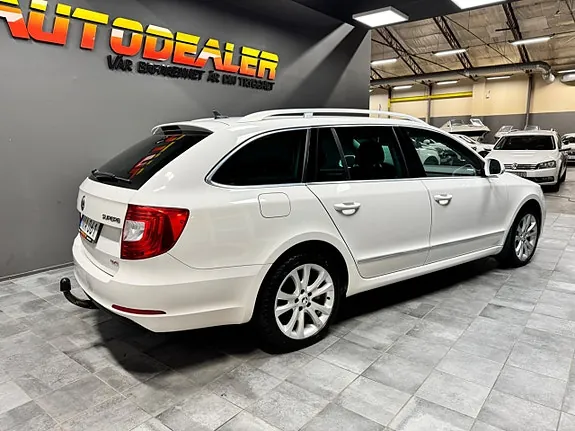 Skoda Superb 2014 photo 2