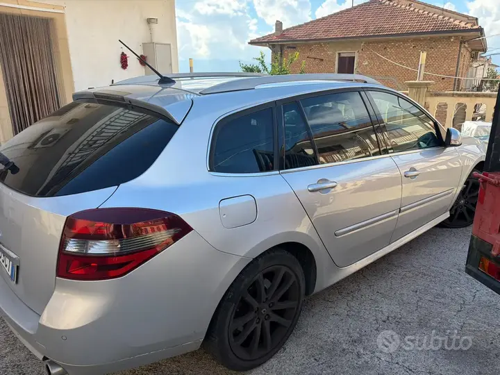 Renault Laguna 2011 photo 2