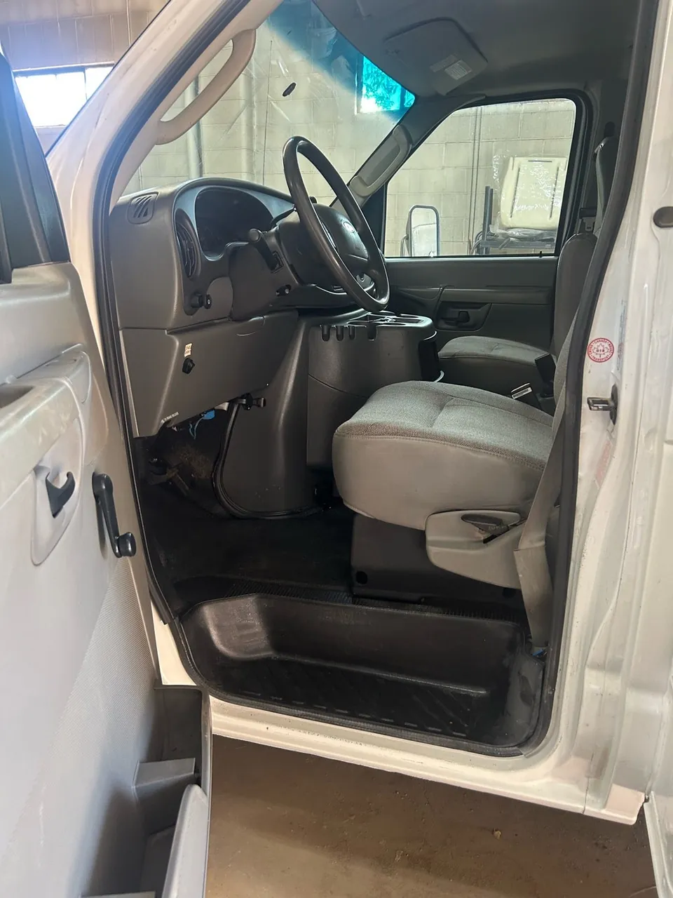 Ford E350 2003 photo 3
