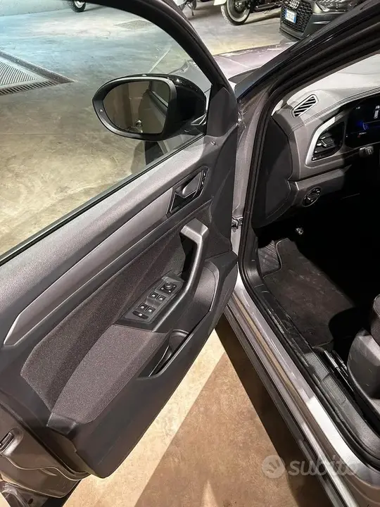 Volkswagen T-Roc 2023 photo 3