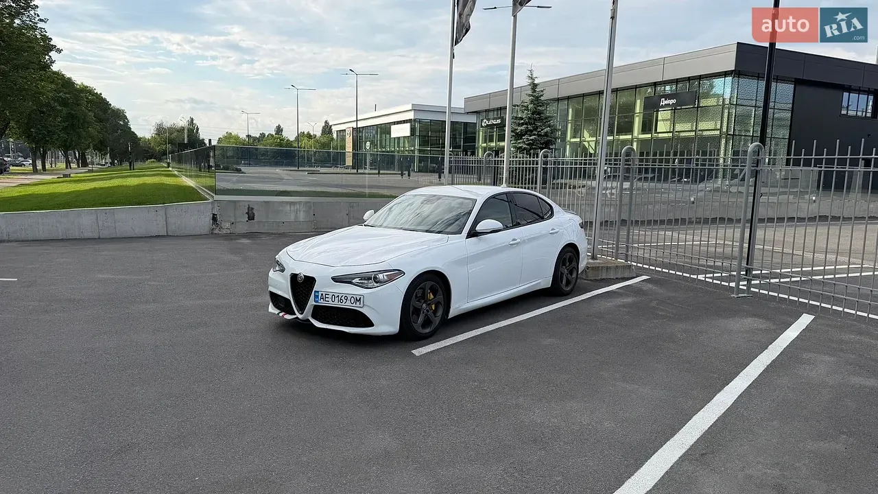 Alfa Romeo Giulia 2017 photo 2