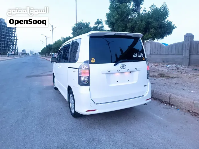 Toyota Voxy 2009 photo 3