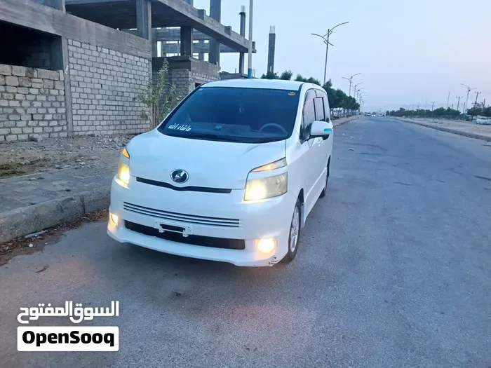 Toyota Voxy 2009 photo 2