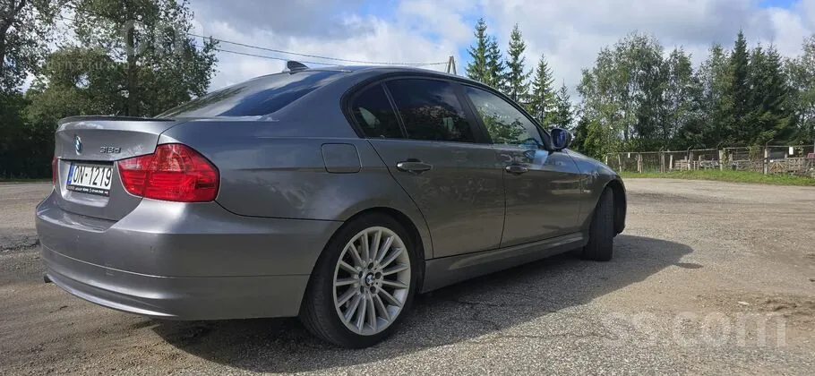 BMW 318 2009 photo 2