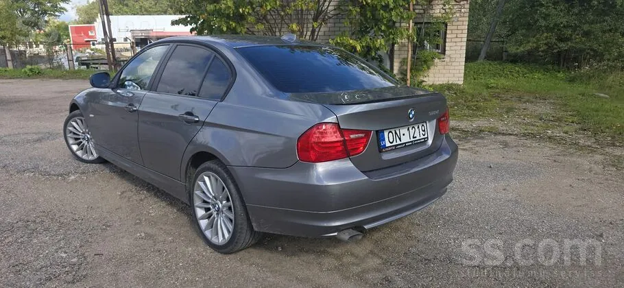 BMW 318 2009 photo 3