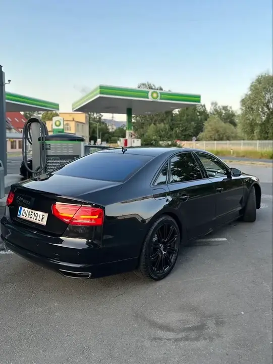 Audi A8 2011 photo 2