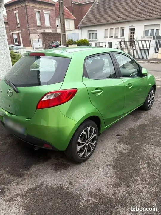 Mazda 2 2009 photo 2