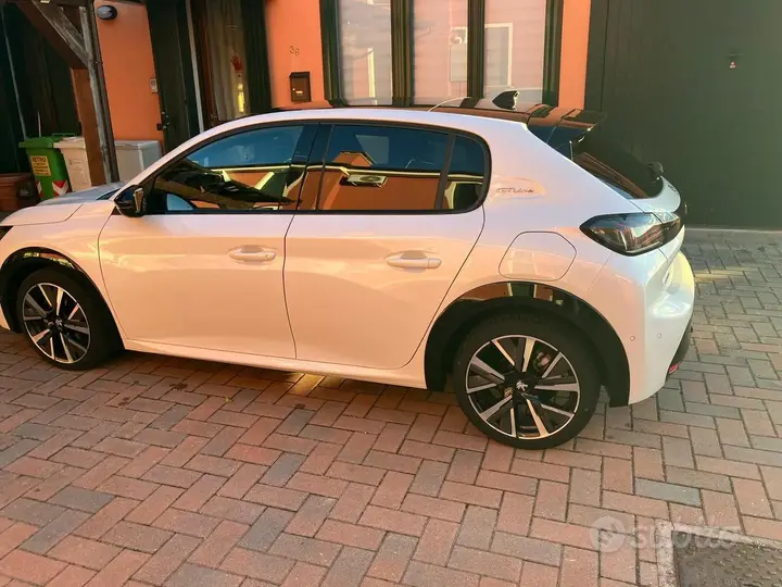 Peugeot 208 2020 photo 3