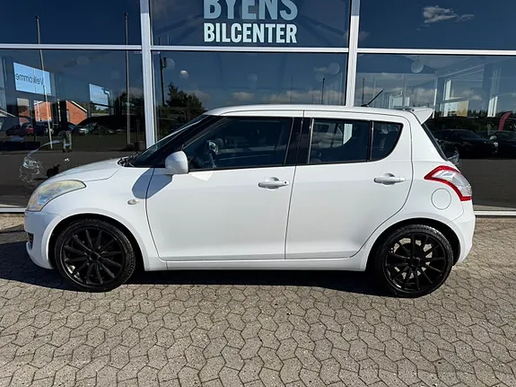 Suzuki Swift 2011 photo 2