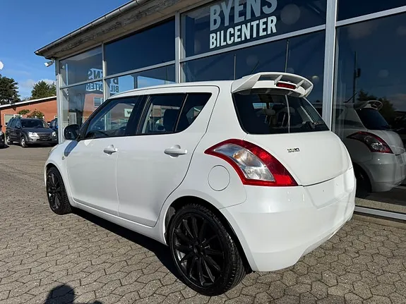 Suzuki Swift 2011 photo 3