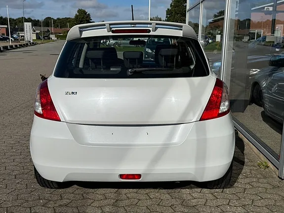 Suzuki Swift 2011 photo 4