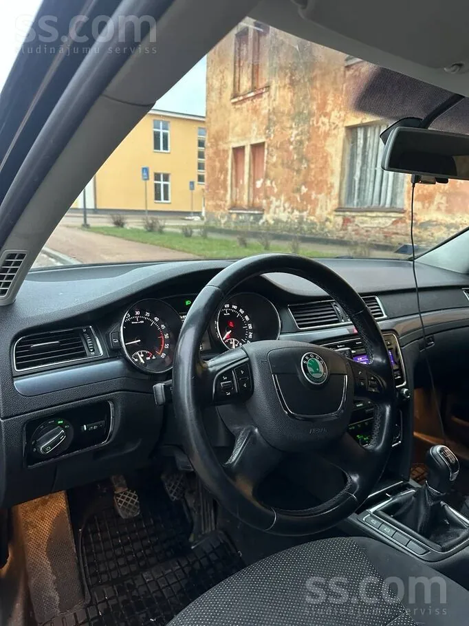 Skoda Superb 2010 photo 3