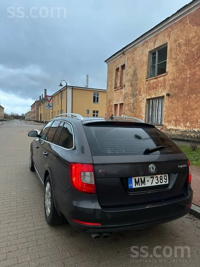 Skoda Superb 2010 photo 5