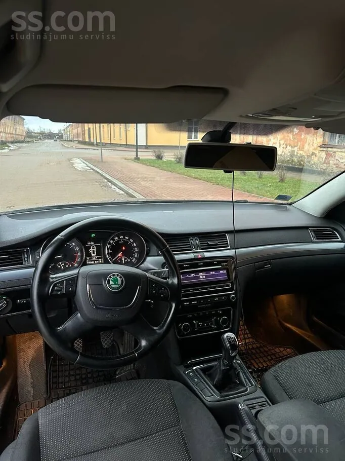 Skoda Superb 2010 photo 2
