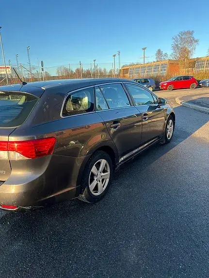 Toyota Avensis 2012 photo 2