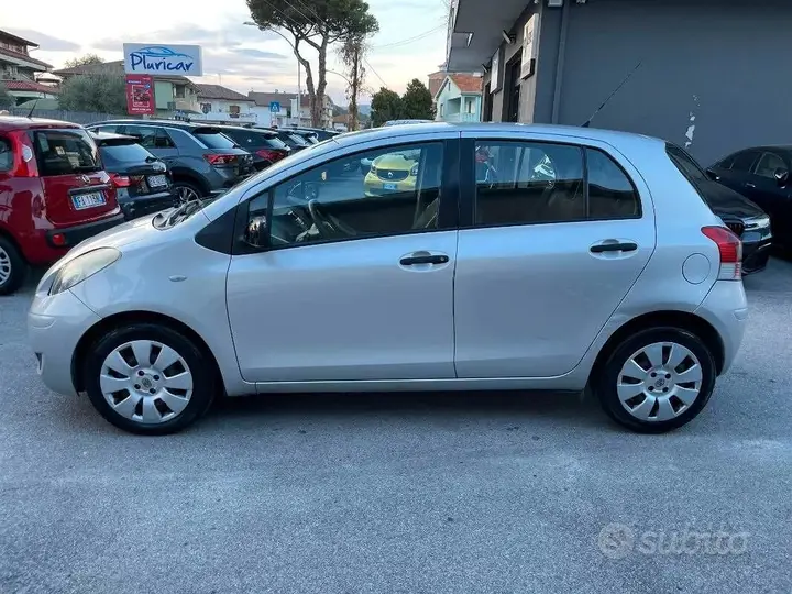 Toyota Yaris 2011 photo 2