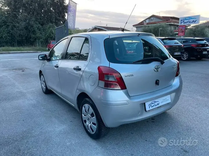 Toyota Yaris 2011 photo 3