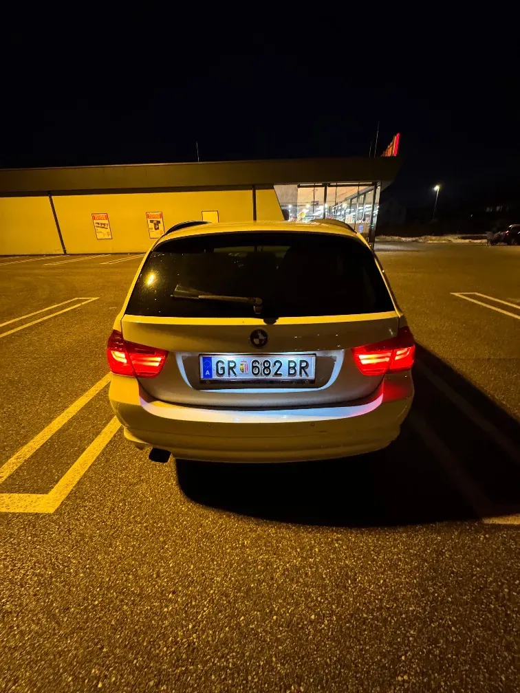 BMW 3 Series 2010 photo 2
