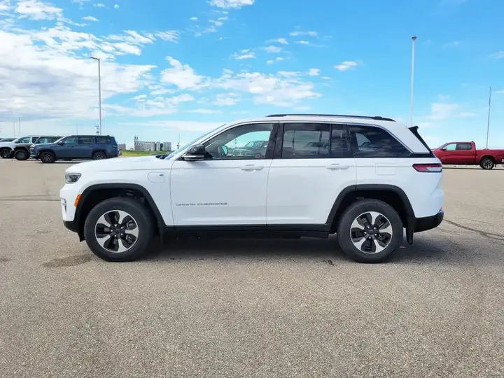 Jeep Grand Cherokee 2023 photo 3