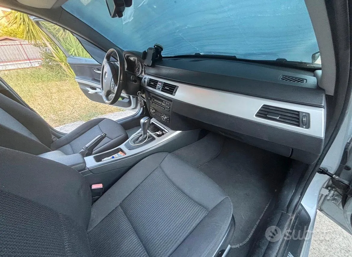 BMW 320D 2009 photo 2