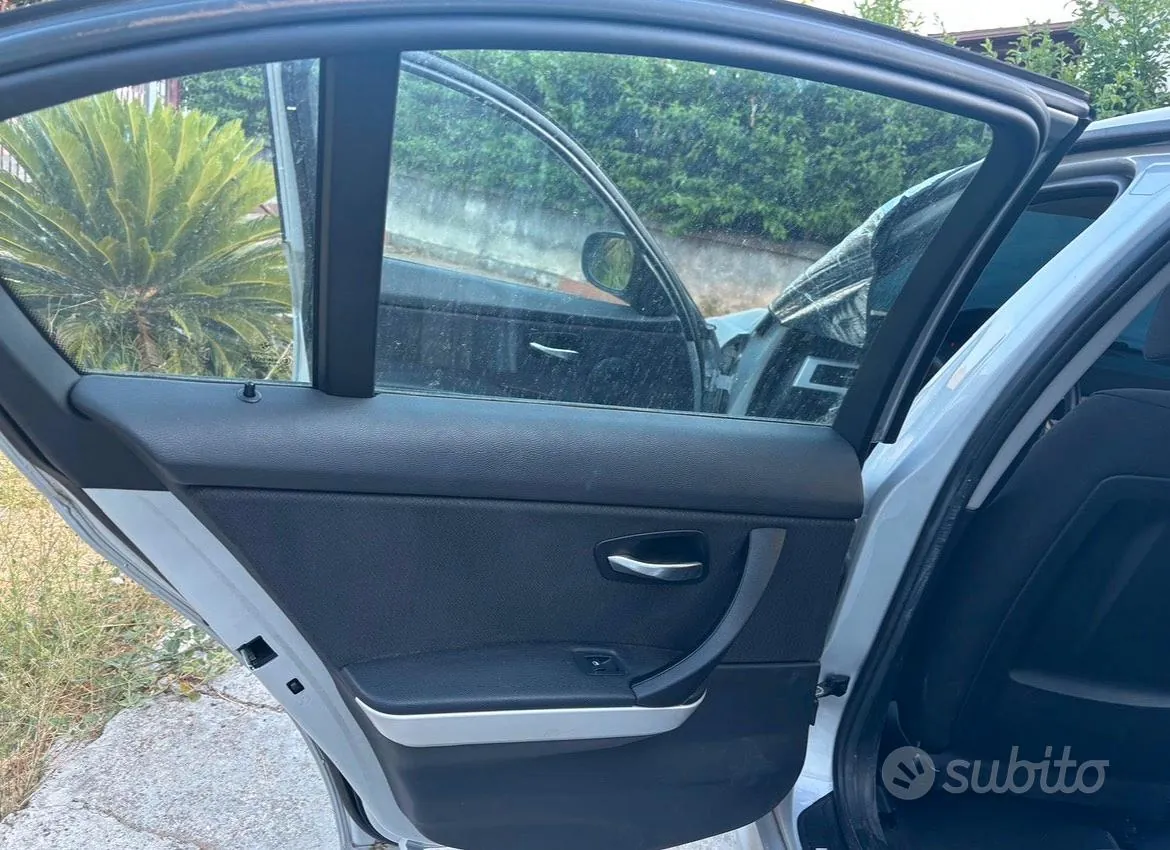 BMW 320D 2009 photo 4