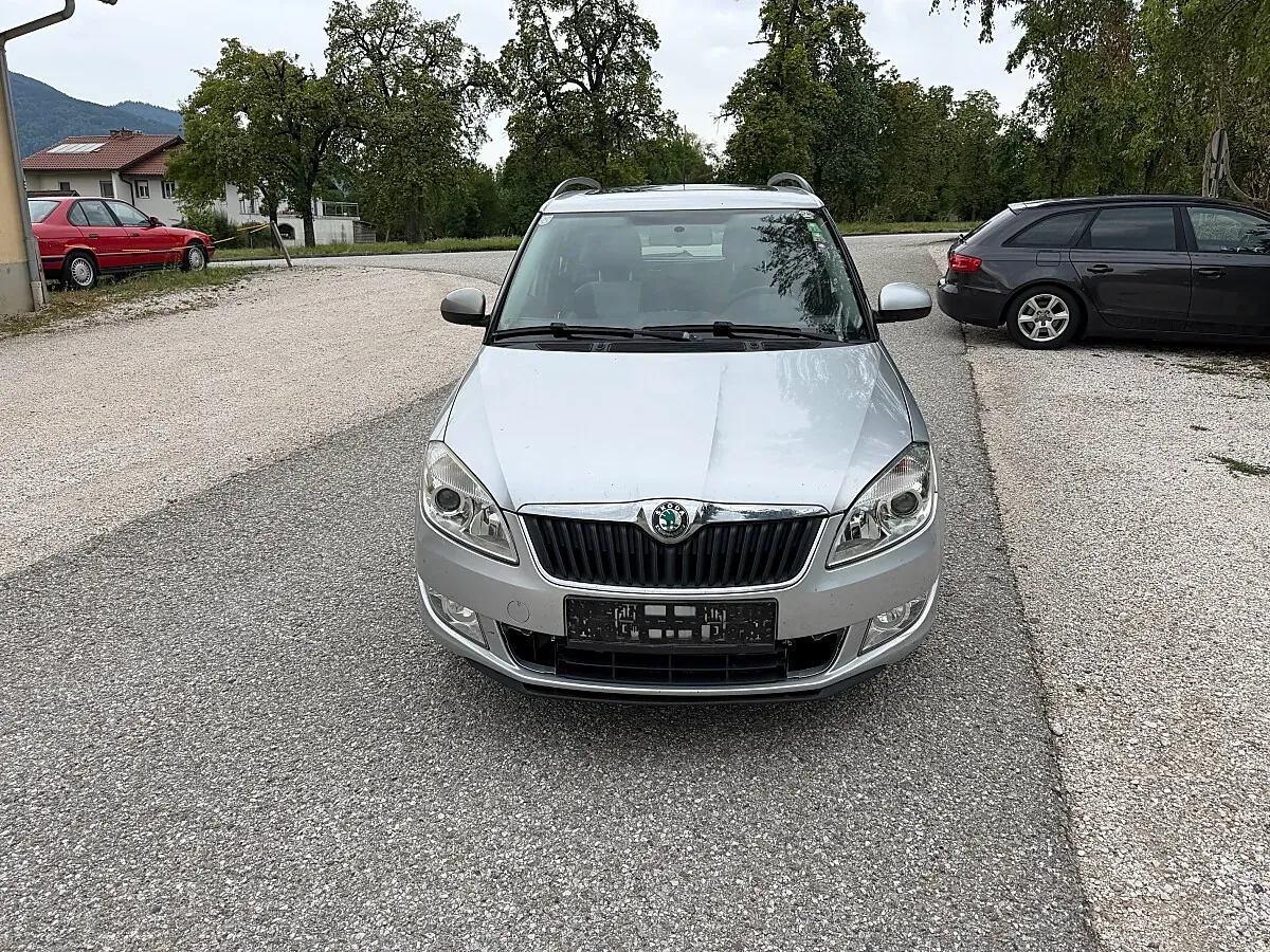 Skoda Fabia 2011 photo 2