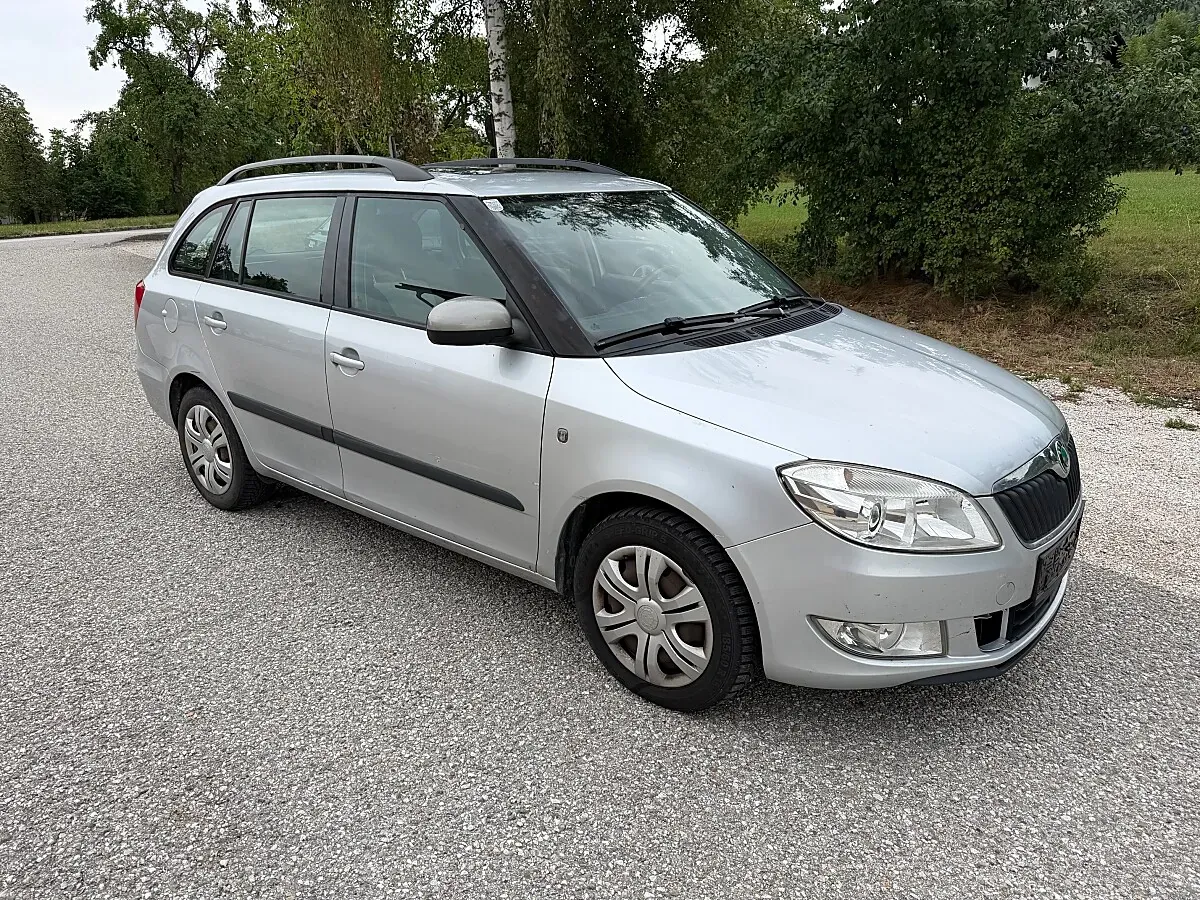 Skoda Fabia 2011 photo 3