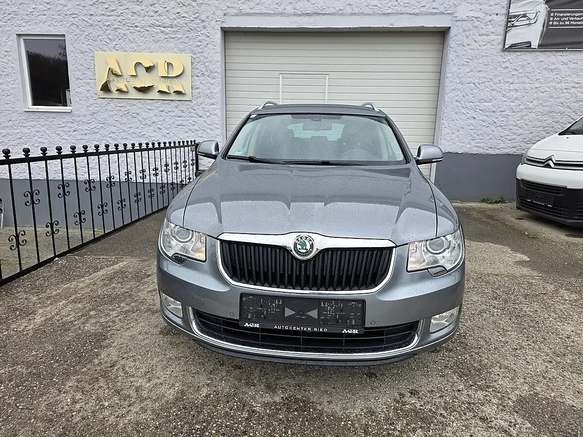 Skoda Superb 2011 photo 2