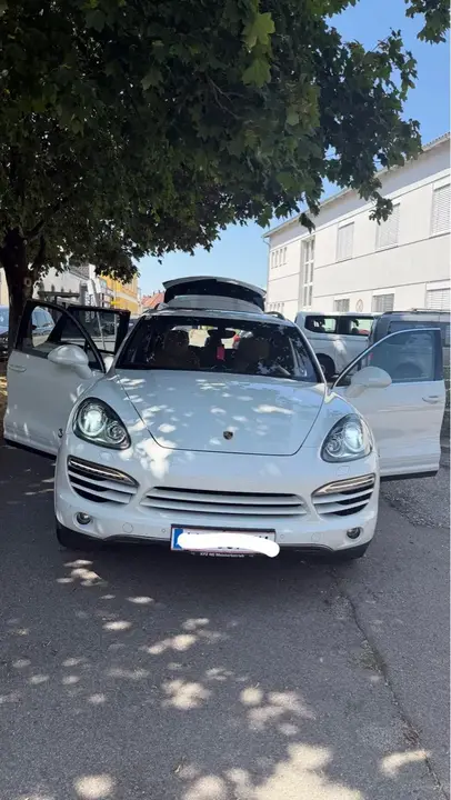Porsche Cayenne 2012 photo 2